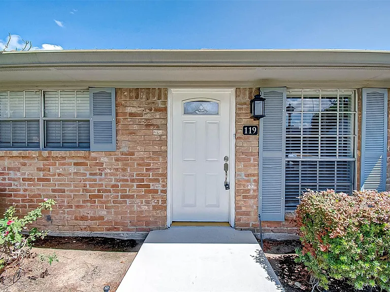1104 W Tri Oaks Ln #119 — Photo 2