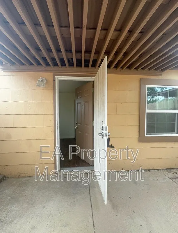 1 bed, 1.0 bath, 650 sqft, $895 — Photo 2