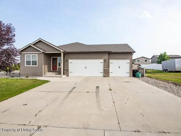 994 28th St W, Dickinson, ND 58601