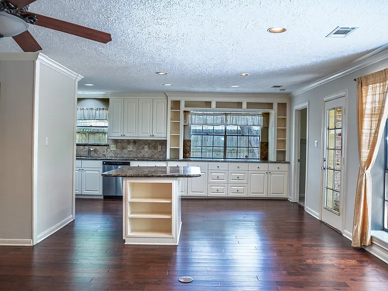 1704 Crystal Hills Dr — Photo 4