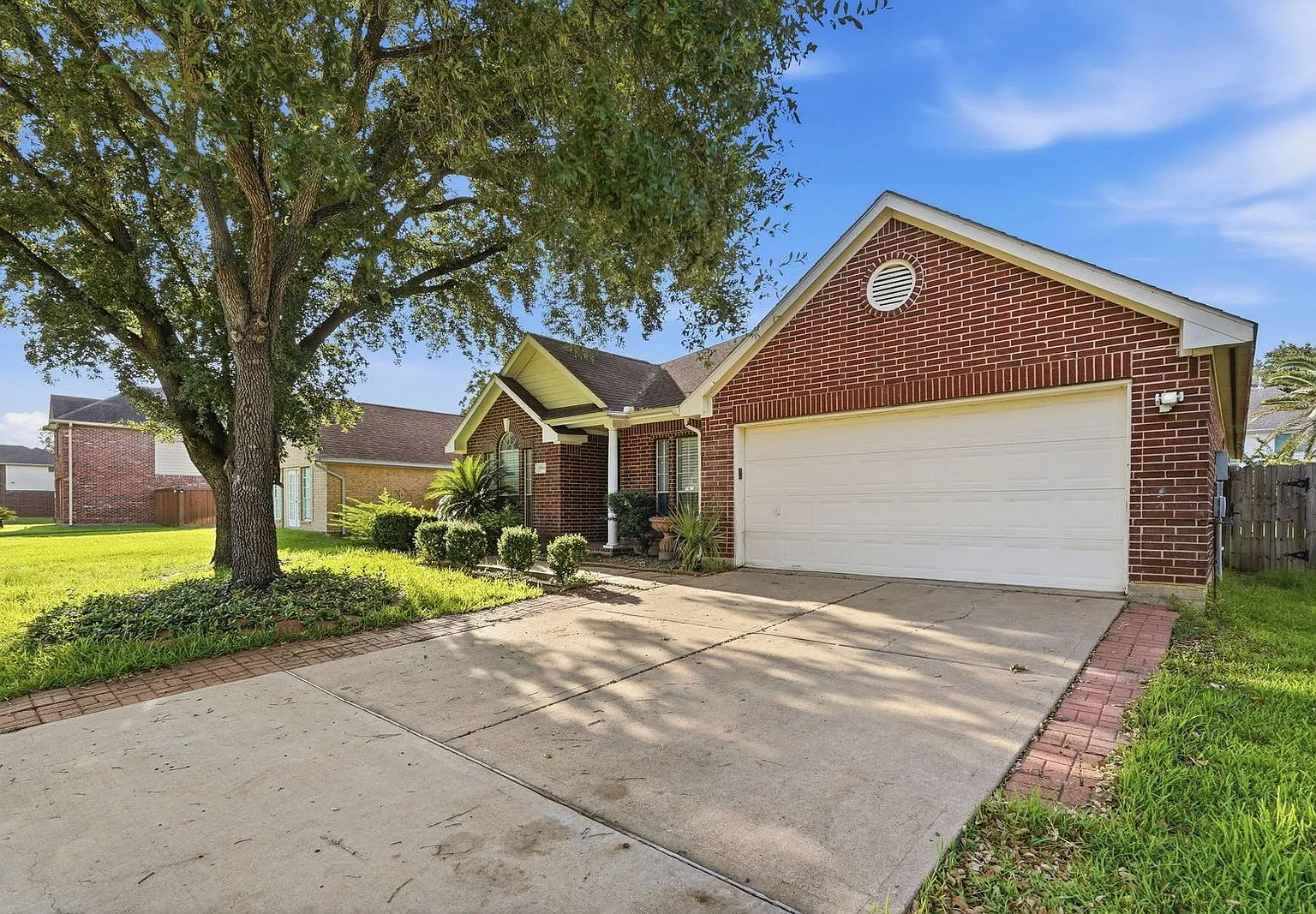 3 bed, 2.0 bath, 2294 sqft, $2,100 — Photo 2