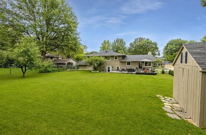 2815 Sherry Ln — Photo 4