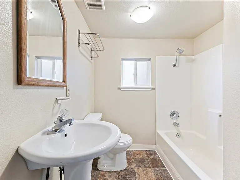 3009 W Overland Rd — Photo 8