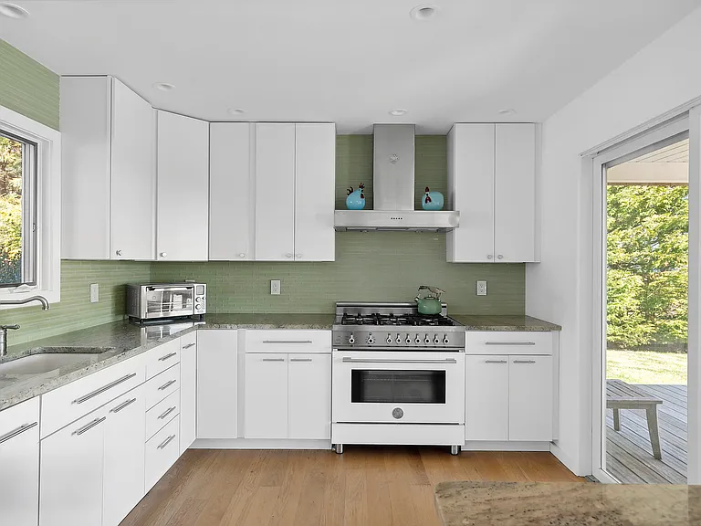 28 Gardiners Bay Dr — Photo 4