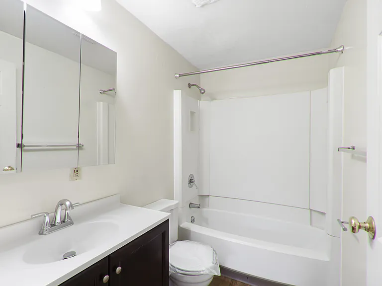 Greenwich Manor Apartments — Photo 59