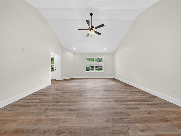 4th image of 924 Sunset Ln