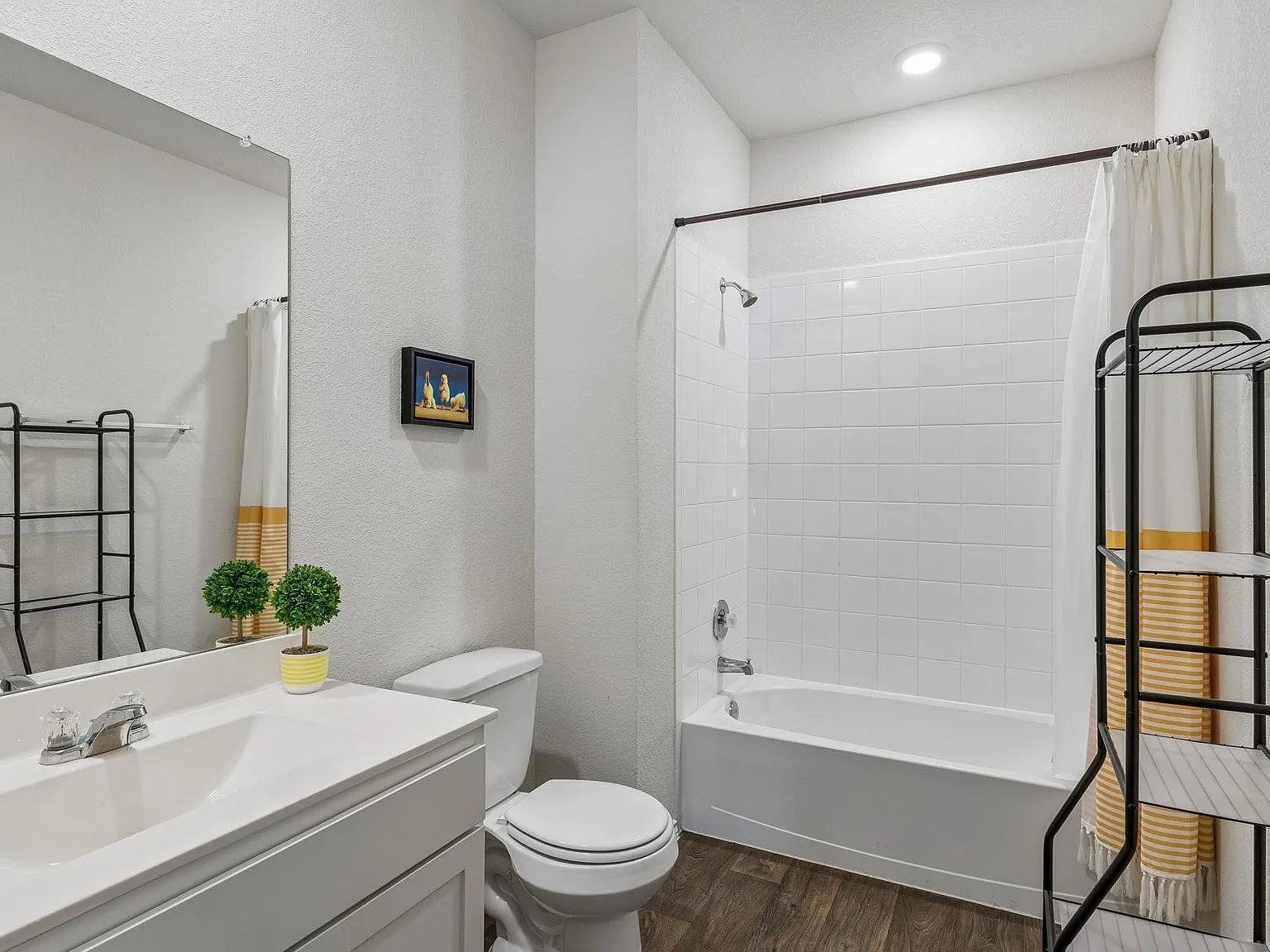 4 bed, 2.5 bath, 2590 sqft, $2,200 — Photo 4