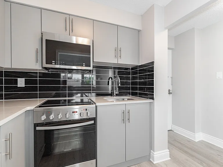215 Clarence St — Photo 1