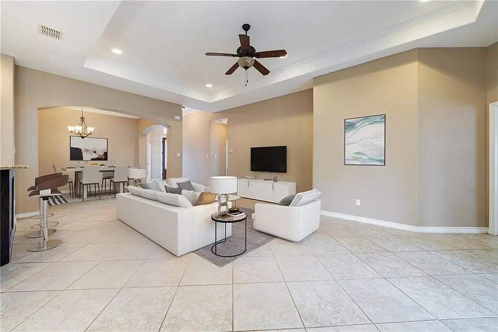 4 bed, 2023 sqft, $2,600 — Photo 3