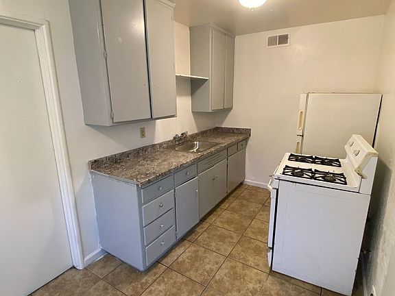 3rd image of 4348 E Fairfax Ave #4348
