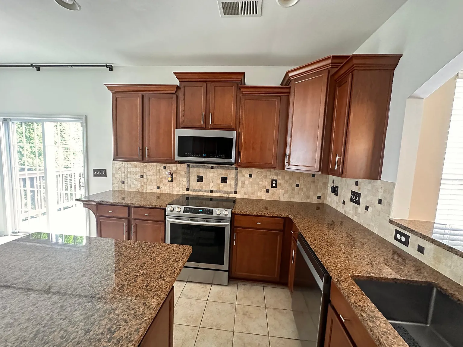 3 bed, 2.5 bath, 2430 sqft, $2,500 — Photo 2