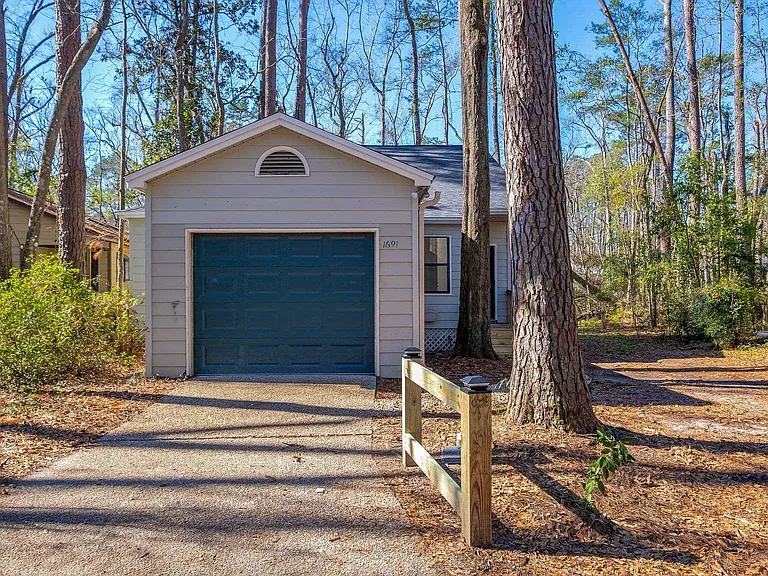 1691 Silverwood Dr — Photo 2