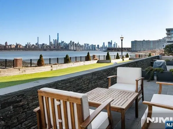 9 Somerset Lane #118, Edgewater, NJ 07020