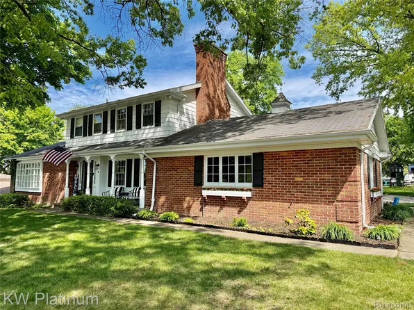 2425 Woodstock Dr, Port Huron, MI 48060