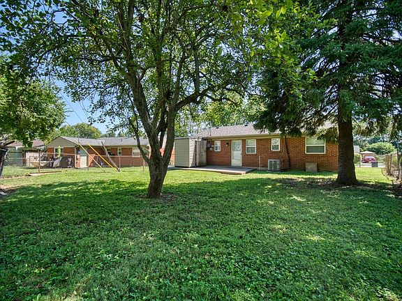 4th image of 3914 Northampton Dr