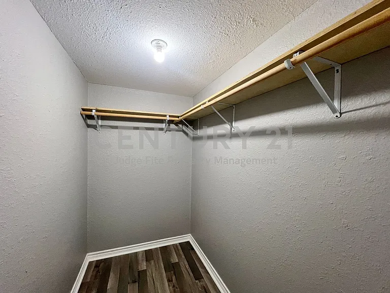 450 Everett St — Photo 13