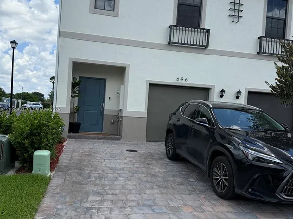 696 NW 6th St, Florida City, FL 33034