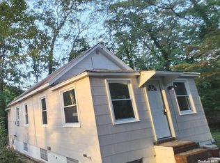 21 Plandome Rd, Sound Beach, NY 11789