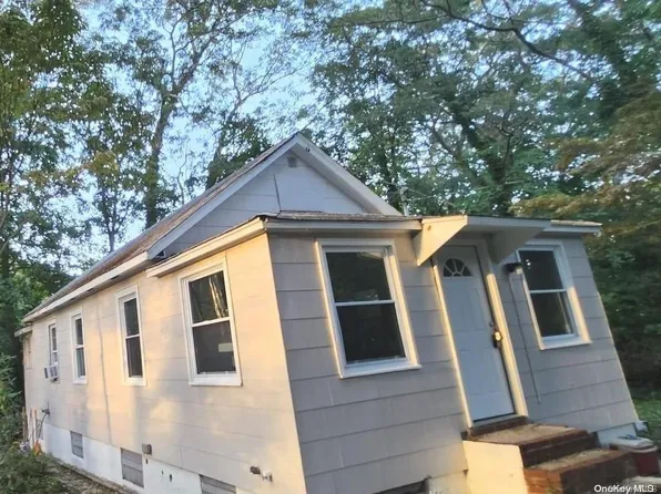 21 Plandome Road, Sound Beach, NY 11789