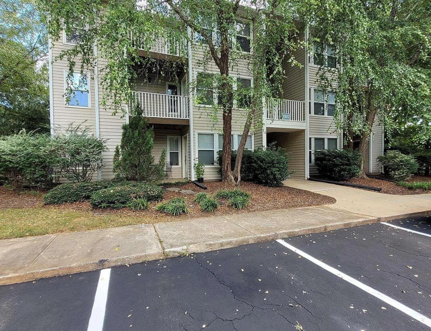 1 bed, 1.0 bath, 689 sqft, $1,195 — Photo 1