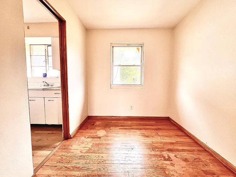 2530 Pleasant St #4 — Photo 6