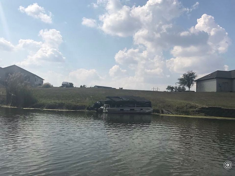 2nd image of 1402 Lakepoint Cir