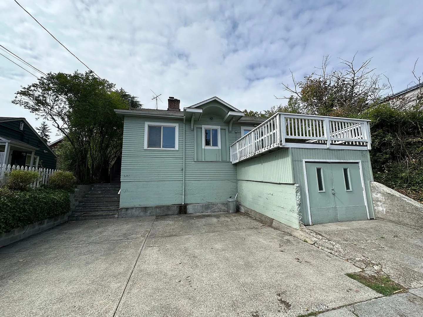 Nice 6 bed/2baths-2 kitchens and 2 set washer/dryer house for rent. — Photo 1