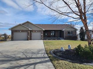 740 Spruce Ln, Palmyra, NE 68418