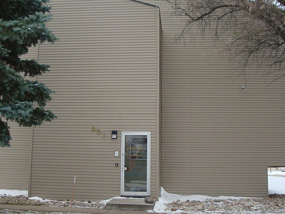1st image of 921 32nd Ave S #3