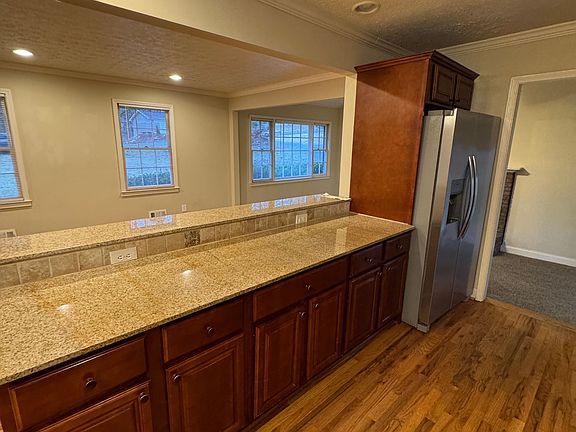 4th image of 5781 Woodland Dr