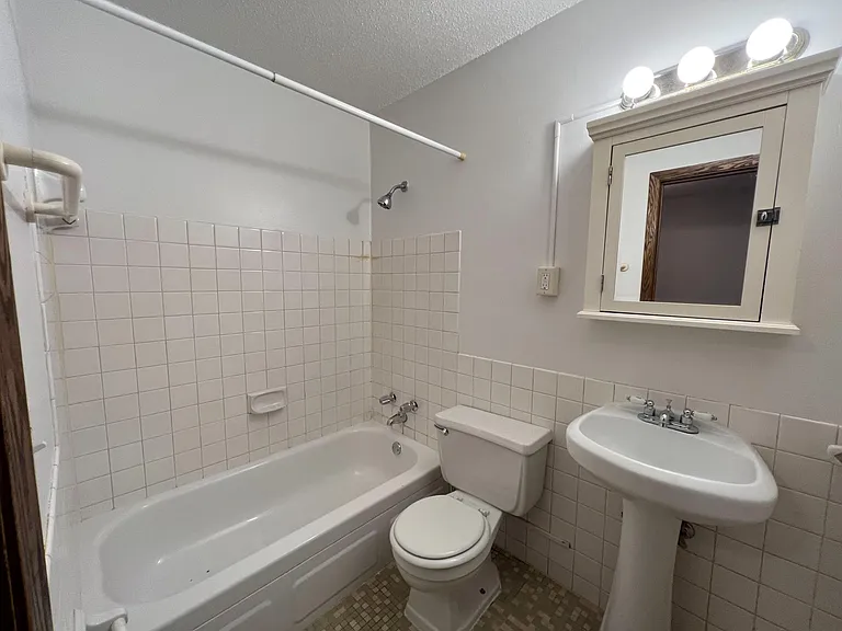 2535 Clinton Ave — Photo 8