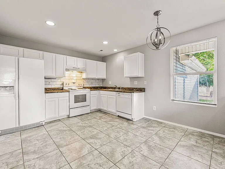 7857 S Kittredge Cir — Photo 13