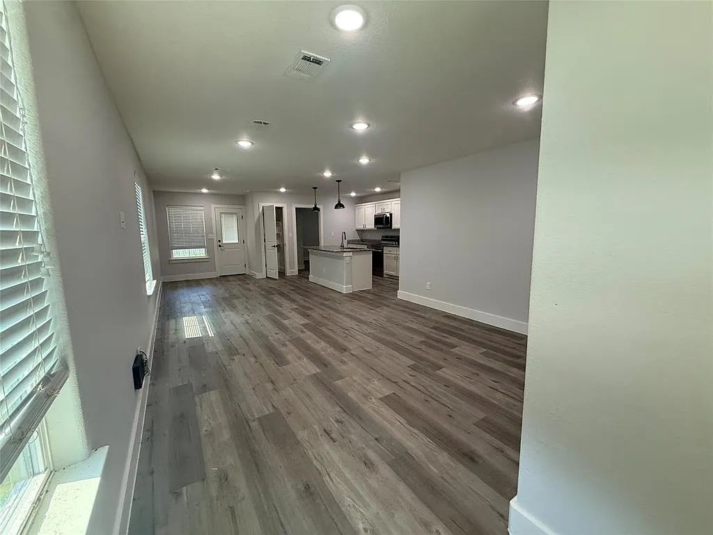 3 bed, 2.0 bath, 1216 sqft, $1,600 — Photo 3