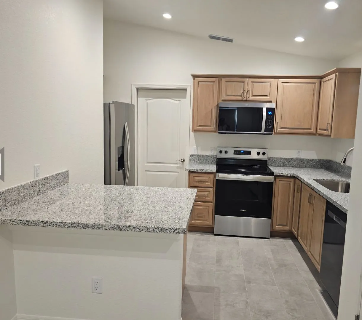Brand New Complex!! Available October 1st — Photo 4
