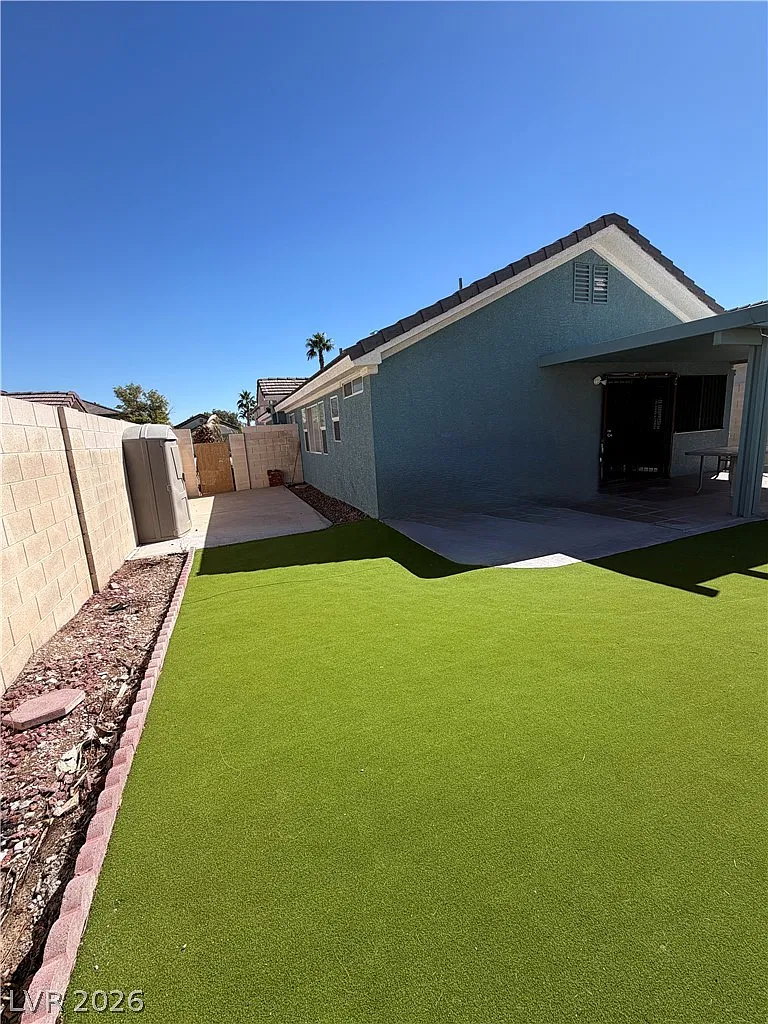 3 bed, 2.0 bath, 1310 sqft, $2,350 — Photo 2