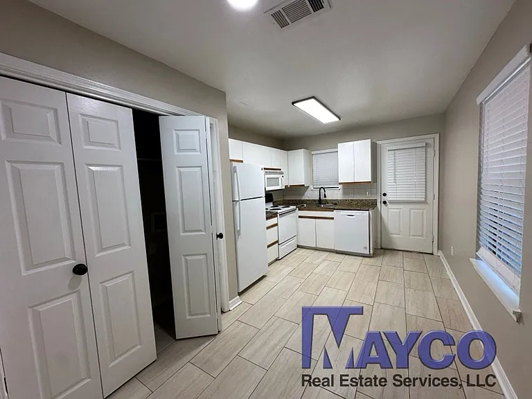 Grand Oaks Apartment Homes — Photo 21