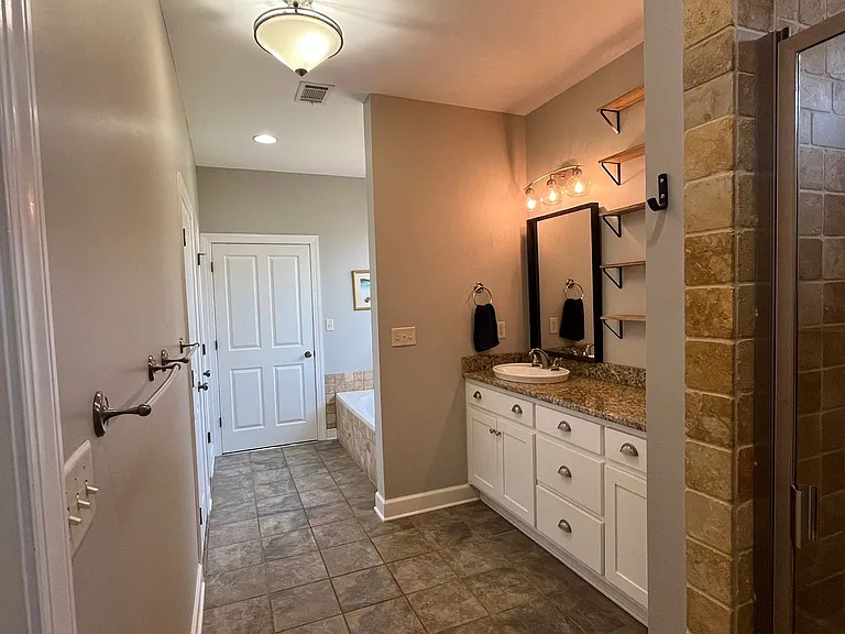 808 Old White Ln — Photo 23