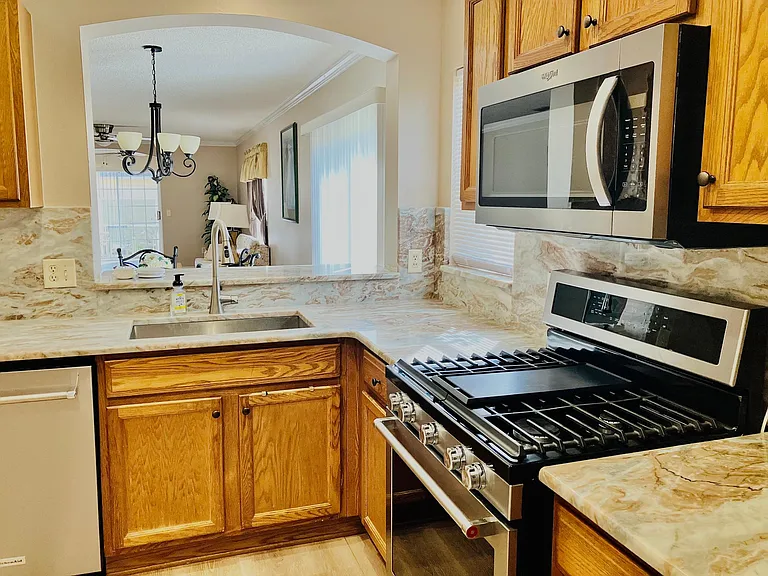 889 Lexington Ln — Photo 24