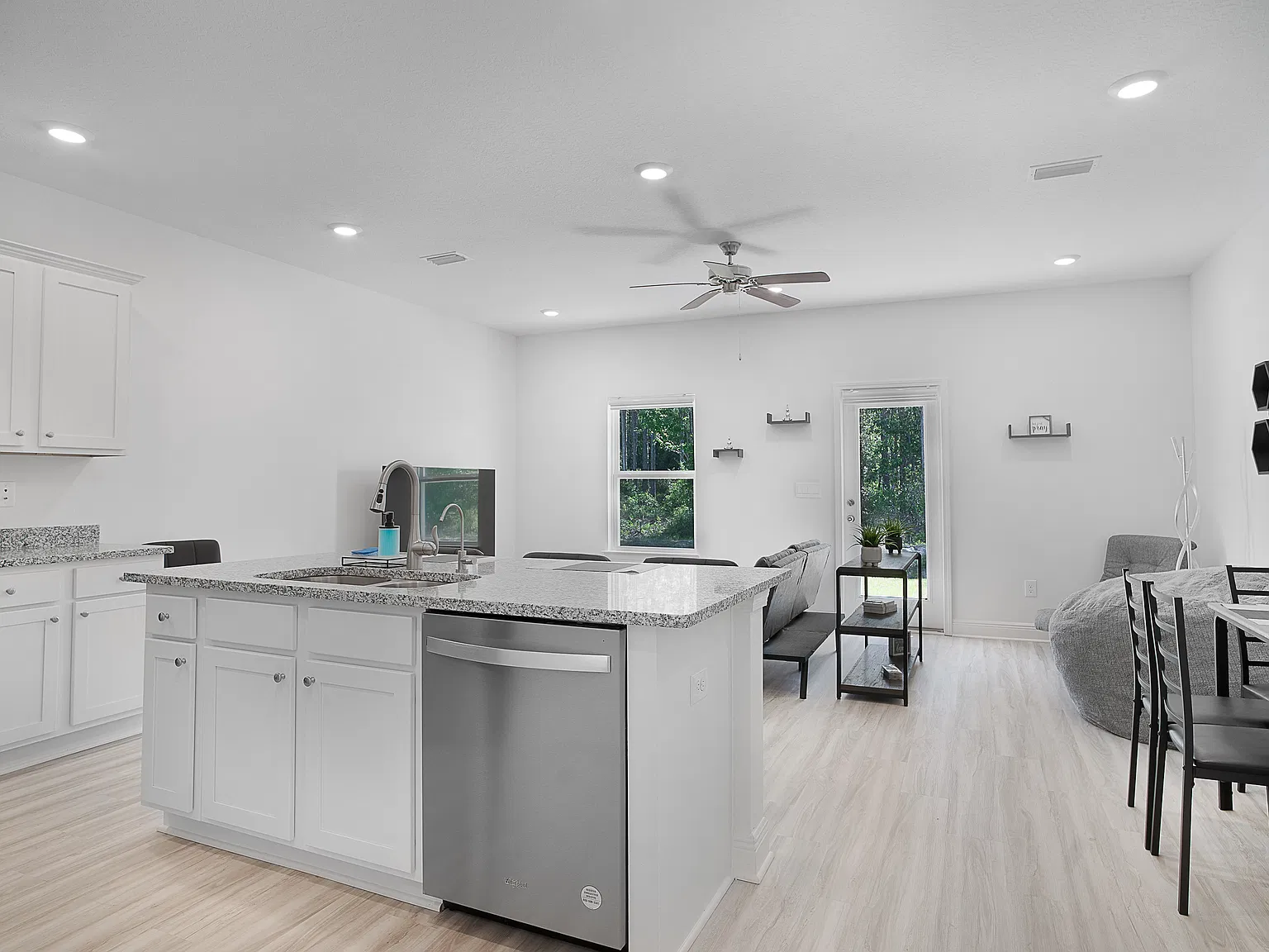 3 bed, 2.5 bath, 1459 sqft, $2,200 — Photo 4