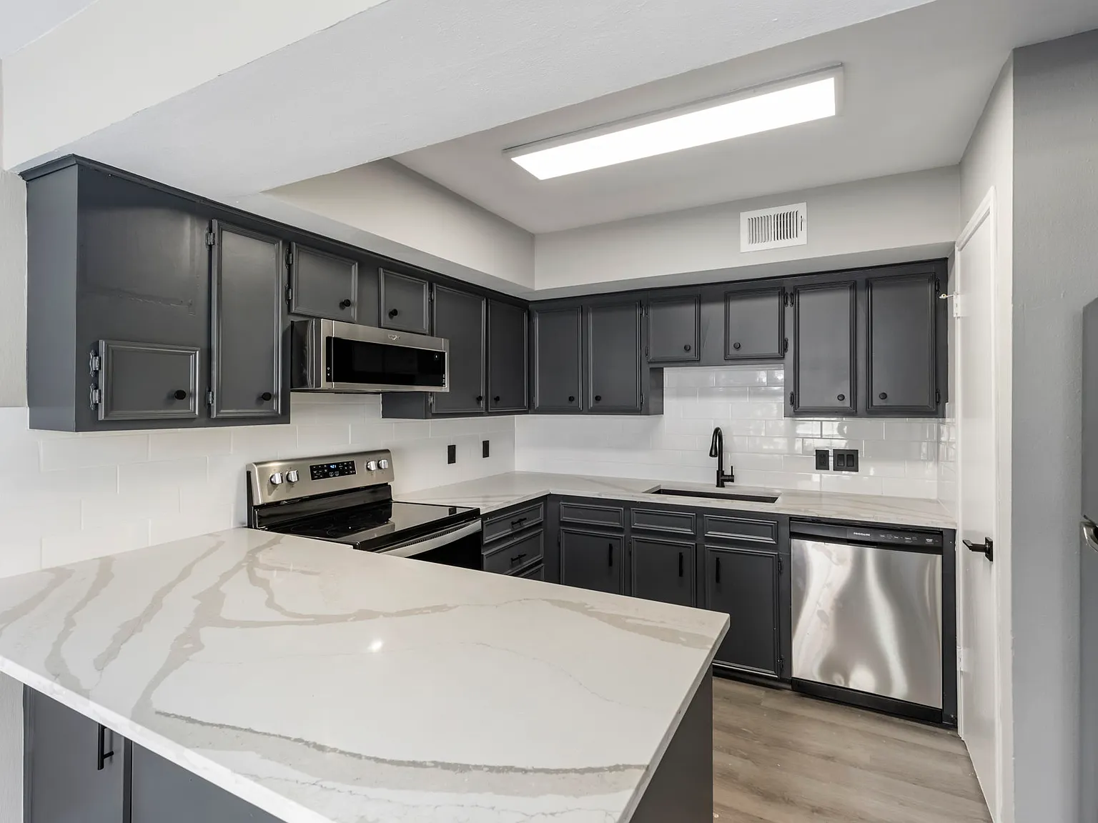 3 bed, 2.5 bath, 2304 sqft, $2,500 — Photo 2