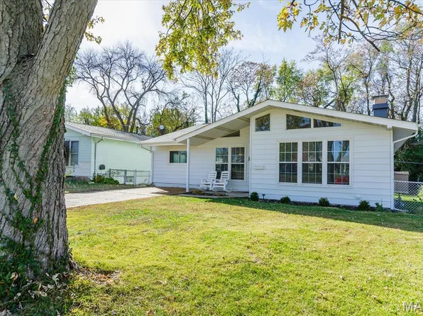3720 Comstock Dr, Saint Louis, MO 63125