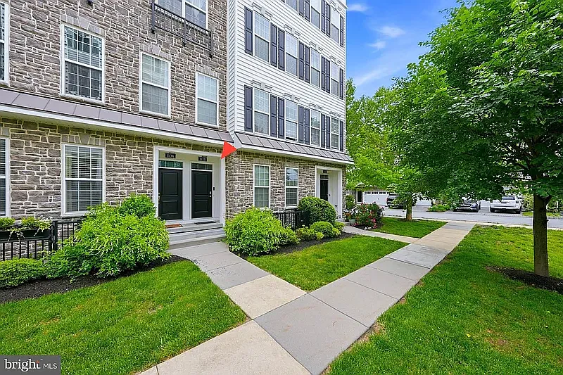 3 bed, 2.5 bath, 2376 sqft, $3,500 — Photo 2