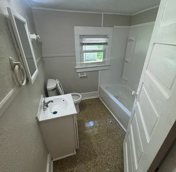 1233 E 29th St #1233 — Photo 5