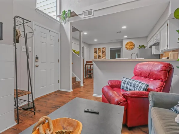 5608 Cougar Dr APT 226, Austin, TX 78745