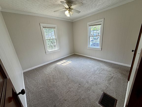 4th image of 219 Bourne Ave
