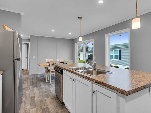 4th image of 544 Roslyn