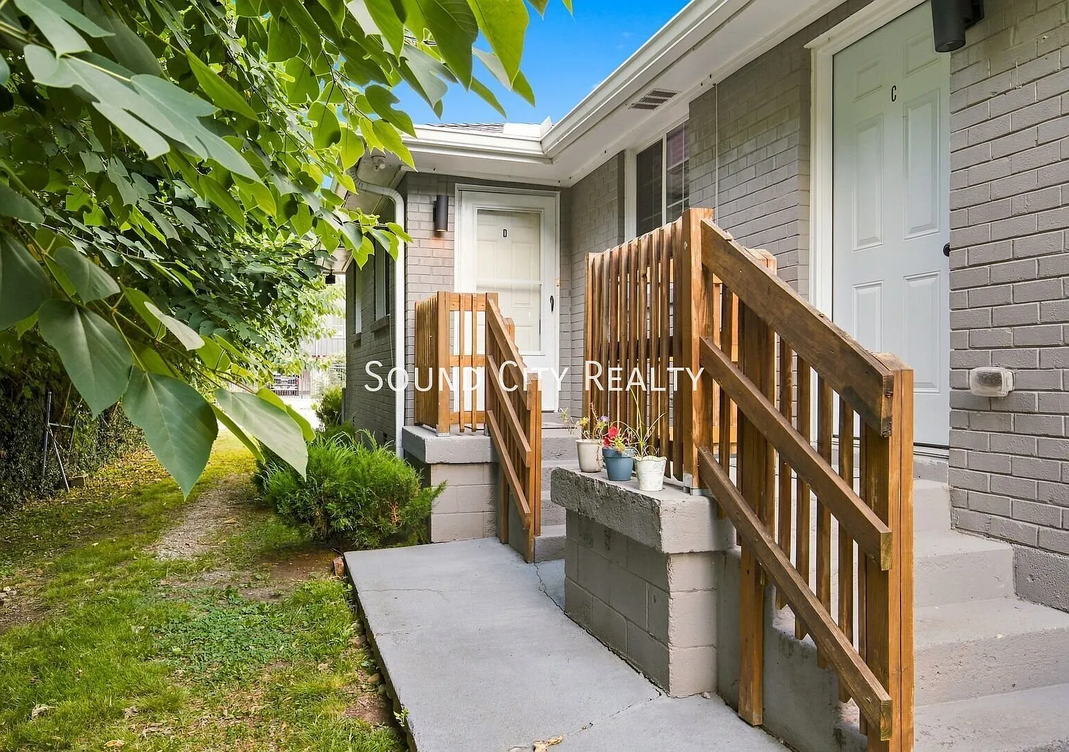 Nashville, end unit in Quadplex, renovated, downtown 27th Ave N, pet friendly, — Photo 1