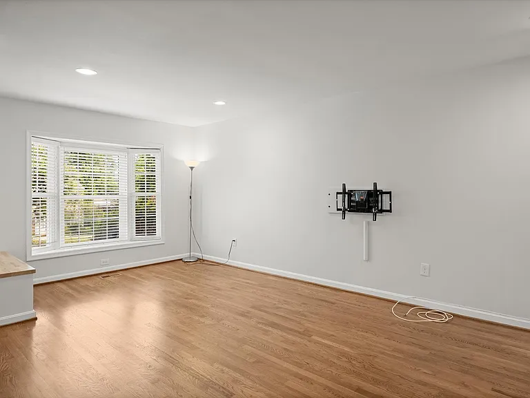 315 Center St N — Photo 7