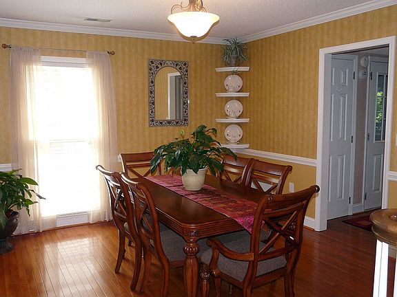 Formal DR w. Built In Corner Shelves