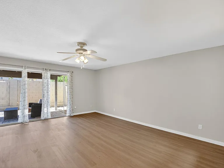 517 W Duke Dr — Photo 11